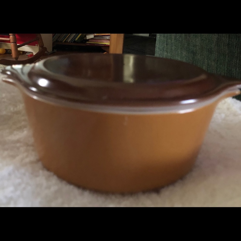 Pyrex 1 1/2 ovenware with lid